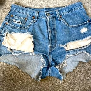 LEVI DISTRESSED JEAN SHORT
